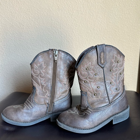 COPY - Size 9 little girl brown side zip up Western Cowgirl boots. - Picture 6 of 10